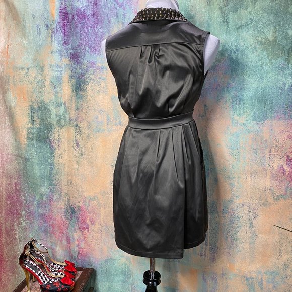 📌twenty one Eye-Catcher Deep V-Neckline Mini Dress - Picture 2 of 8